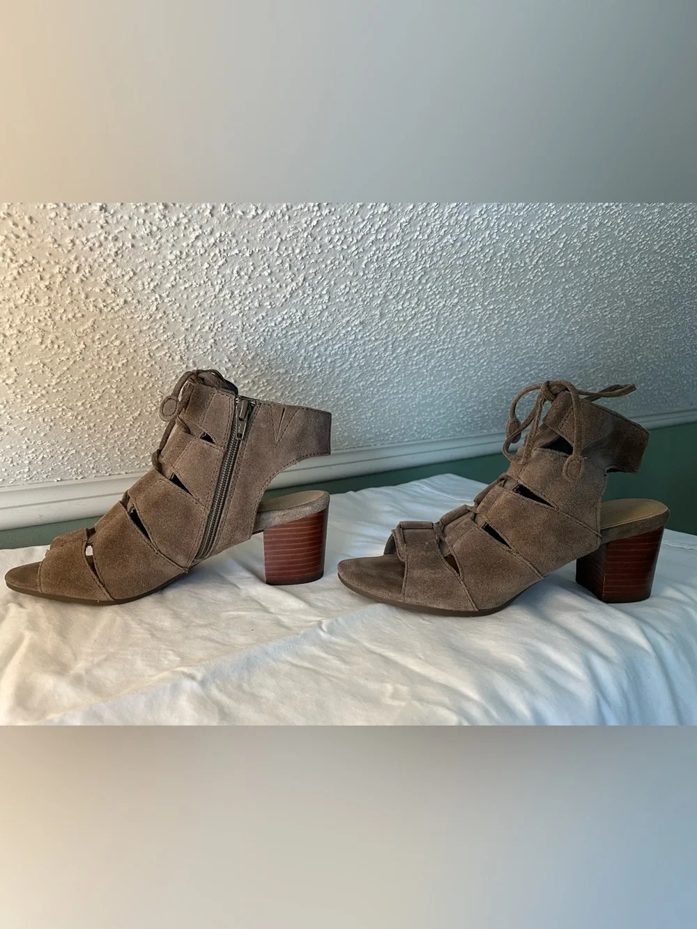 Vionic Bristol Suede Lace-Up Block Herl Sandals Gray/Tan - Size 7.5